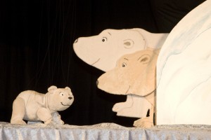 Das Figurentheater „spielbar“ zeigt am Sonntag, 24. Februar, um 15.30 Uhr die aufregenden Abenteuer von „Lars, dem kleinen Eisbär“. Bild: Tameer Gunnar Eden/Eifeler Presse Agentur/epa